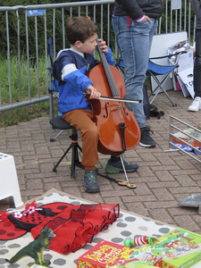 902322 Afbeelding van een jongetje dat wat centen probeert te verdienen mey zijn cellospel op op de kindervrijmarkt op ...